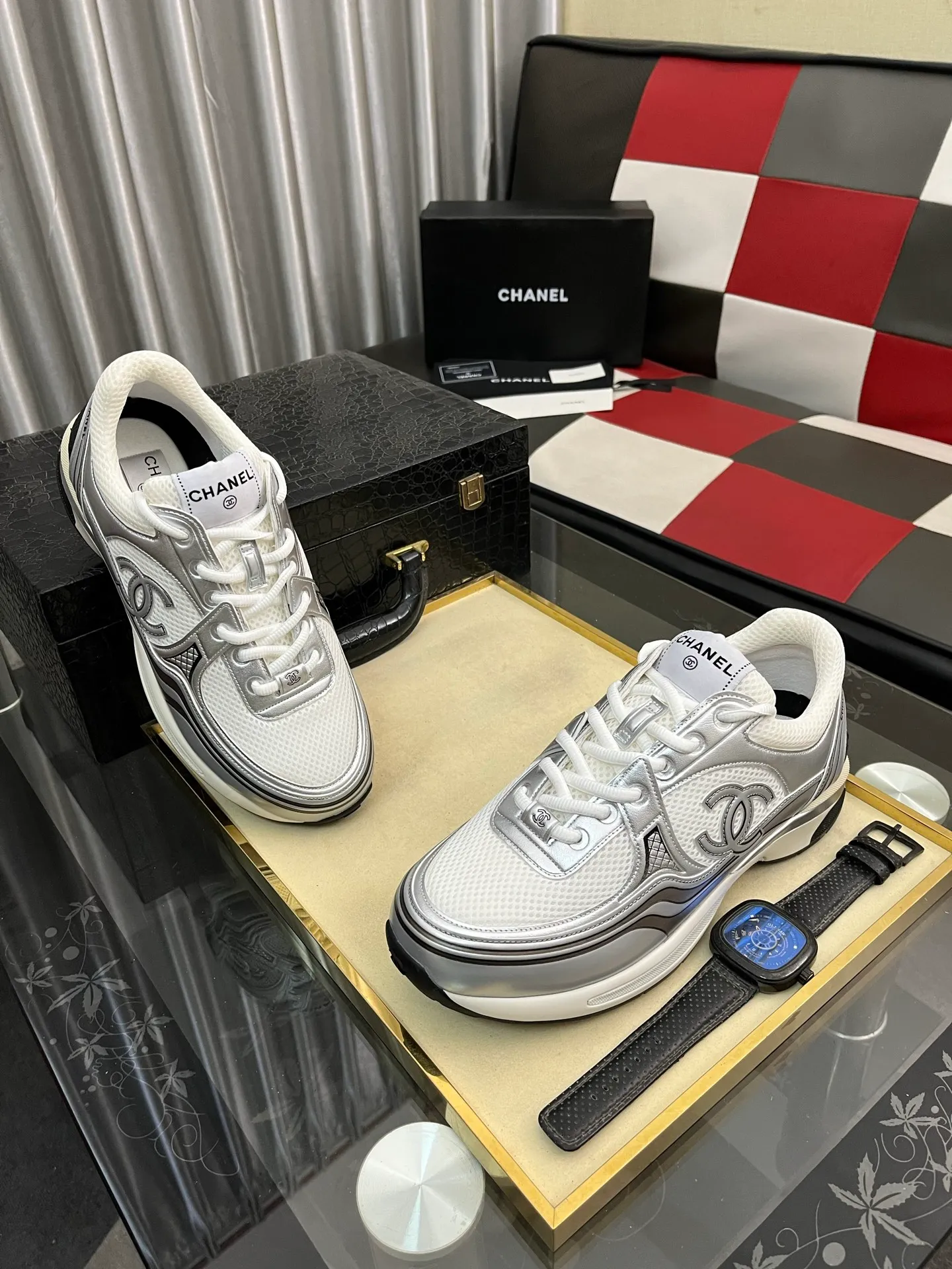 Men's shoes 💰: 620⌚️⌚️Chanel 2025C new diamond sneakers, ultra-light and comfortable casual shoes, black and white cowhide leather, versatile white shoes, you can't go wrong with the style, cow suede➕down cloth contrasting color combination, fresh and full of vitality, logo embossed on the side, very delicate on the foot, original customized material for the upper, original outsole Upper: Cow suede➕Down cloth/black and white full cowhide Lining: Sheepskin Sole: Open-molded TPU outsole Size: 35-44
